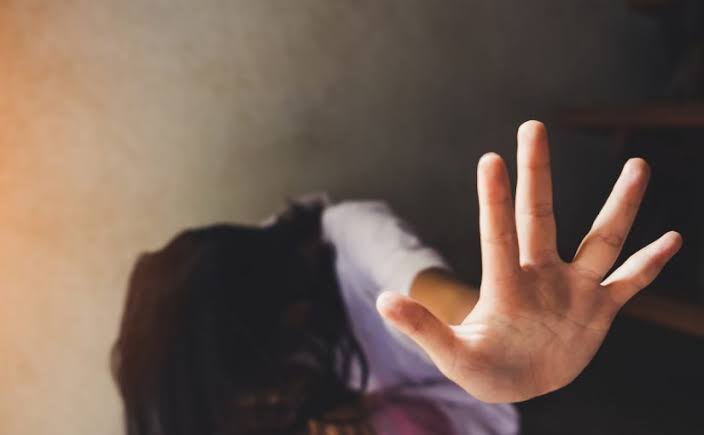 പതിനൊന്നുകാരി മദ്യം നല്കി പീഡിപ്പിച്ച രണ്ടാനച്ഛന് കൂട്ട് നിന്ന് അമ്മ; ഇരുവര്ക്കും 180 വര്ഷം കഠിന തടവ്