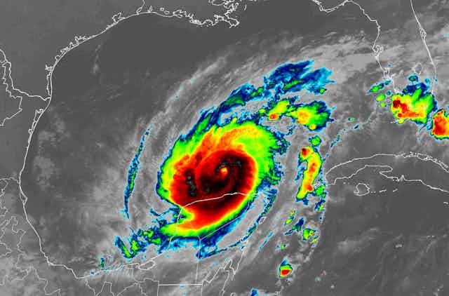 കൗണ്ട്ഡൗൺ  തുടങ്ങി ‘മിൽട്ടൺ’ കരതൊടുന്നു: കനത്ത മഴയും കാറ്റും; തീരങ്ങളിൽ ജലനിരപ്പ് ഉയരുന്നു; ഒരുകോടിയിലധികം ജനങ്ങളെ ബാധിക്കുമെന്ന് മുന്നറിയിപ്പ്