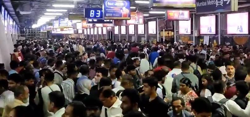 അവധിക്ക് നാട്ടില് പോകാനുള്ള തിരക്ക്; മുംബൈയില് റെയില്വെ സ്റ്റേഷനിലുണ്ടായ തിരക്കില്പ്പെട്ട് നിരവധി പേര്ക്ക് പരിക്ക്