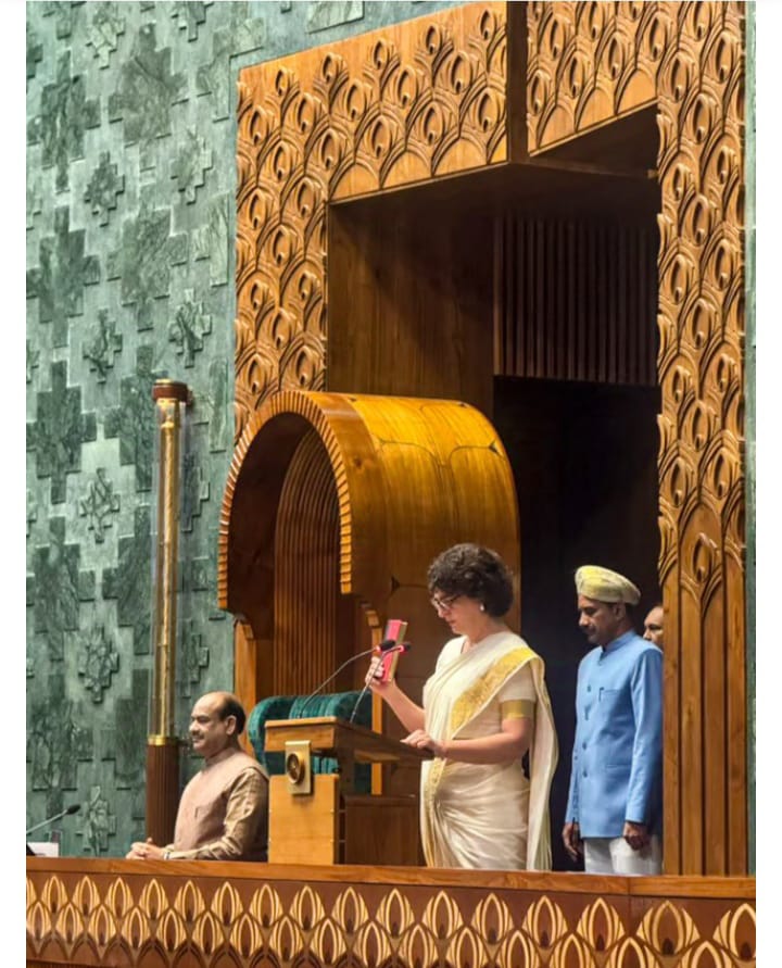 തനി ‘മലയാളി മങ്ക’യായി പ്രിയങ്ക; ഭരണഘടന ഉയർത്തിപ്പിടിച്ച് സത്യപ്രതിജ്ഞ