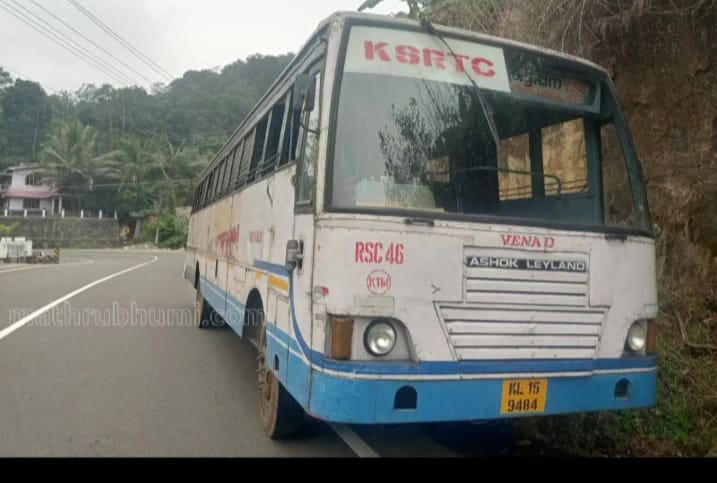 ഇടുക്കിയിൽ ഓടിക്കൊണ്ടിരുന്ന ബസിൽ നിന്നും വീണ് വീട്ടമ്മ മരിച്ചു