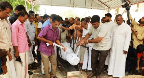 കത്തോലിക്ക സഭ മാതൃകയാകുന്നു; ശവപ്പെട്ടി ഒഴിവാക്കി തുണിയില്‍ പൊതിഞ്ഞ് മൃതദേഹം സംസ്കരിച്ചു