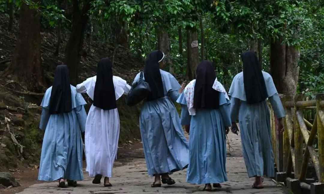 വാങ്ങിയെടുക്കുന്നത് 5000 കോടി രൂപ; അധ്യാപകരായ കന്യാസ്ത്രീകളും വൈദികരും ആദായനികുതി നൽകണം: സുപ്രീം കോടതി