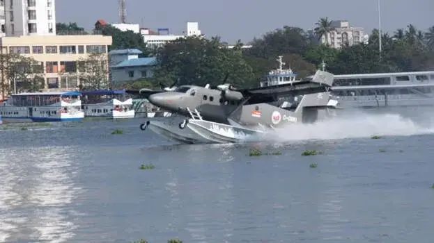 മൂന്നുവട്ടം കായലിന് ചുറ്റും വട്ടമിട്ട് പറന്നു; കൊച്ചിയില്‍ ലാൻഡ് ചെയ്ത് കേരളത്തിന്റെ സീപ്ലെയിൻ