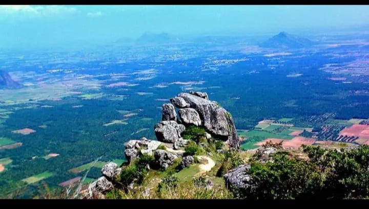 ഇടുക്കിയിൽ മഞ്ഞിൻ പുതപ്പണിഞ്ഞ കാലാവസ്ഥ; കുളിരണിയാൻ സഞ്ചാരികളുടെ തിരക്ക്