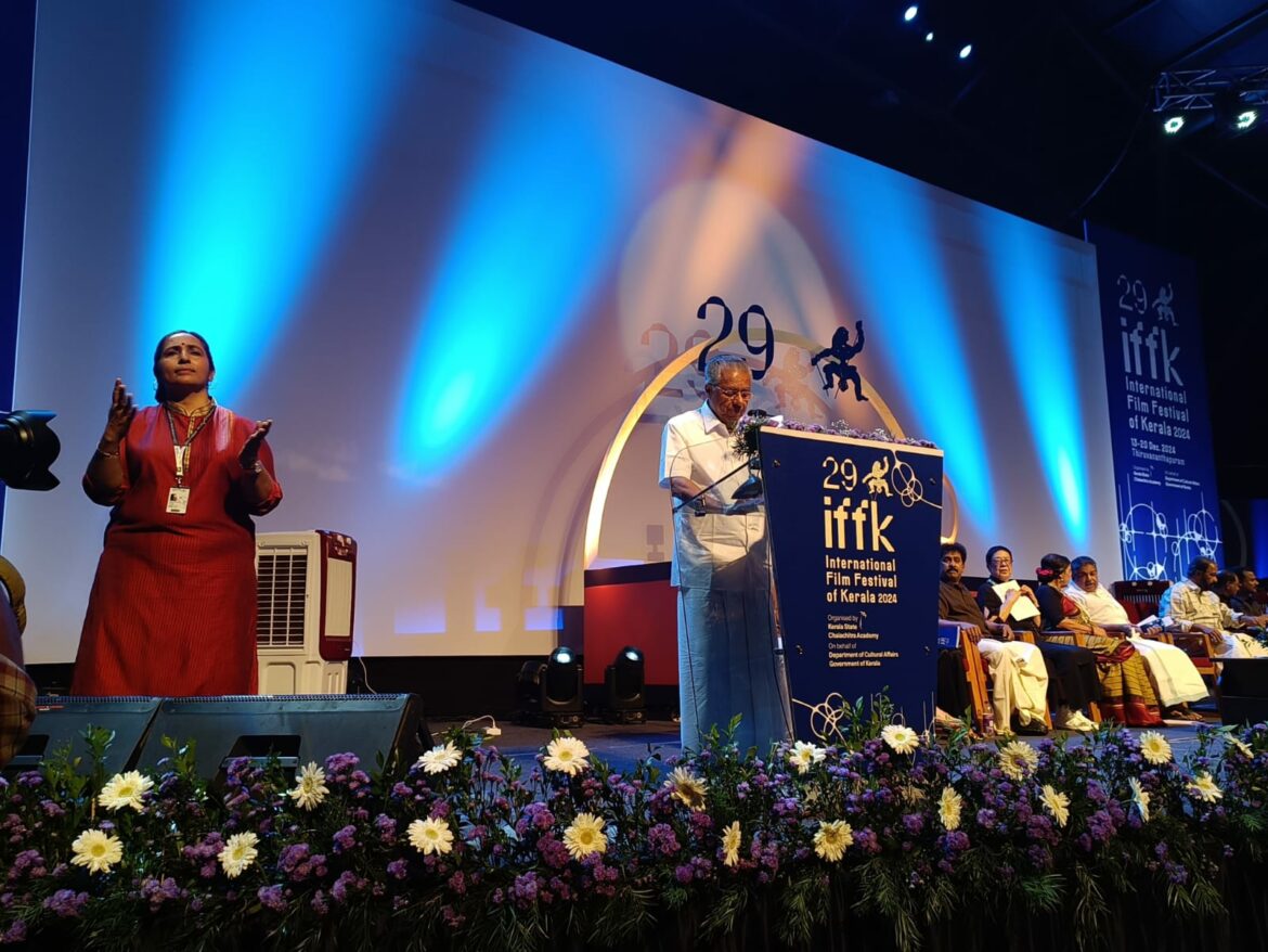 ചലചിത്രമേള തുടങ്ങി; പുതുമയായി ഉദ്ഘാടന വേദിയിൽ ആംഗ്യഭാഷ