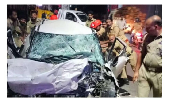 മിനി ബസും കാറും കൂട്ടിയിടിച്ചു; പത്തനംതിട്ടയിൽ നവദമ്പതികളടക്കം നാല് പേർ മരിച്ചു