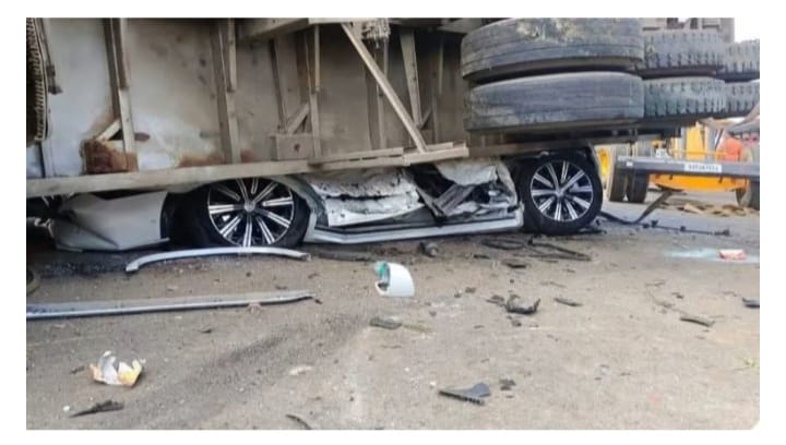 ബംഗളൂരുവില്‍ കാറിന് മുകളിലേക്ക് കണ്ടെയ്‌നര്‍ ലോറി മറിഞ്ഞു; ഒരു കുടുംബത്തിലെ ആറ് പേര്‍ മരിച്ചു