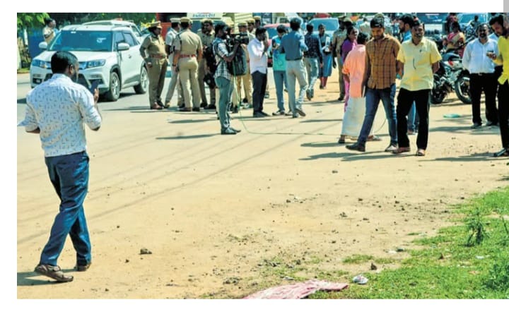 കൊലക്കേസ് പ്രതിയെ കോടതിക്ക് മുന്നിലിട്ട് വെട്ടിക്കൊന്നു;നാലുപേർ അറസ്റ്റിൽ