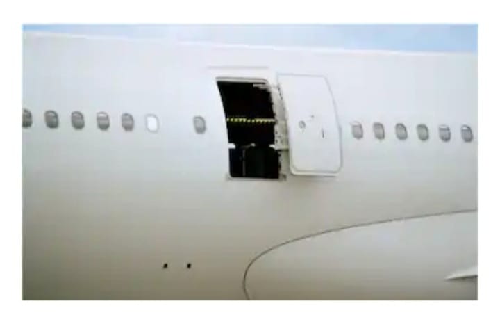 വിമാനത്തിൻെറ ഗോവണി മാറ്റിയതറിഞ്ഞില്ല; എയർ ഹോസ്റ്റസ് താഴേക്ക് വീണ് പരിക്കേറ്റു