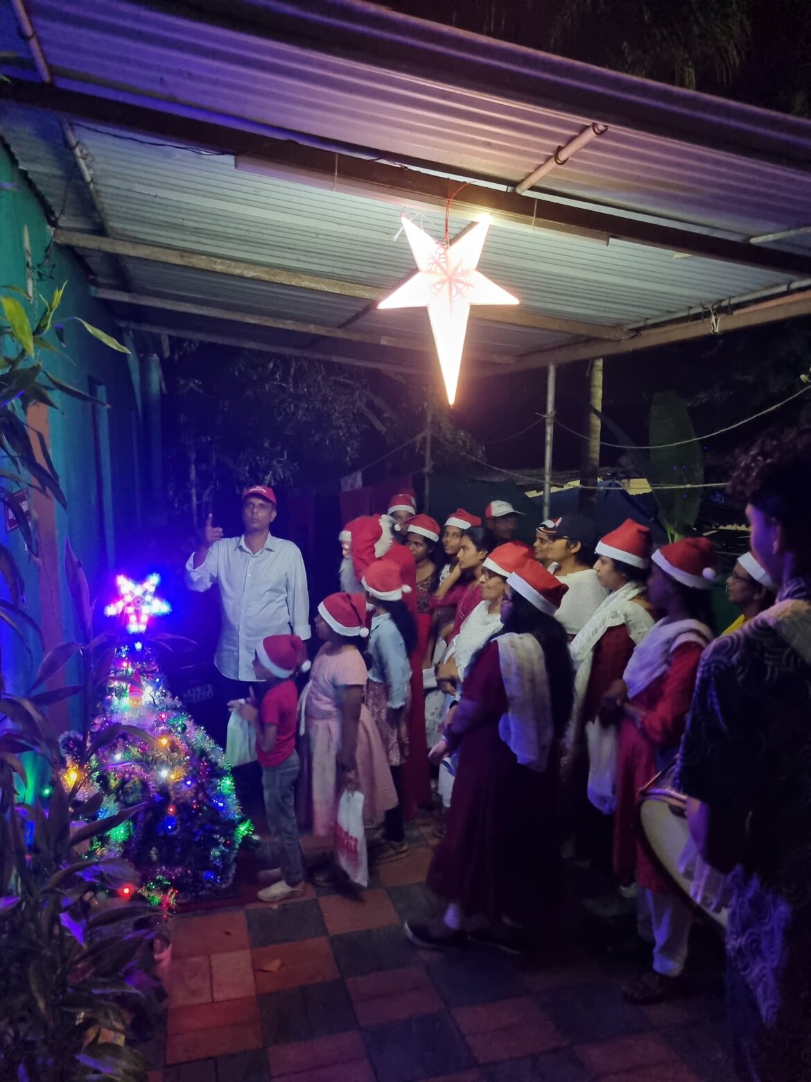 സൗജന്യമായി കേക്കും സുവിശേഷപ്രതികളും: വ്യത്യസ്ത ക്രിസ്മസ് ‘കരോളു’മായി കുന്നന്താനം രെഹബോത്ത് ശാരോൺ ചർച്ച്