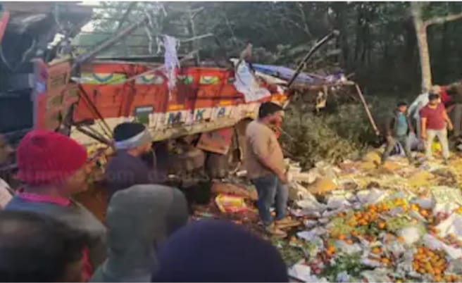 25 പേരുമായി വന്ന പച്ചക്കറി ലോറി നിയന്ത്രണം വിട്ട് മറിഞ്ഞ് 9 മരണം; യാത്രക്കാരടക്കം 16 പേർക്ക് പരുക്ക്