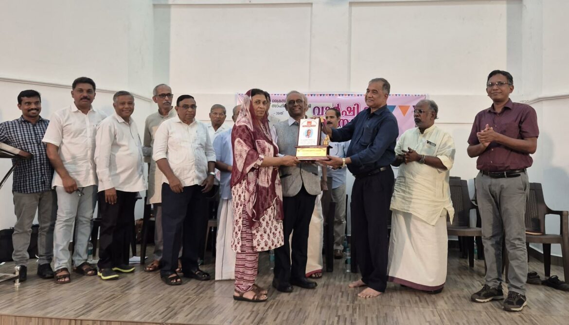 മനു ഫിലിപ്പ് ക്രൈസ്തവ സാഹിത്യ അക്കാദമി അവാർഡ് ഏറ്റുവാങ്ങി