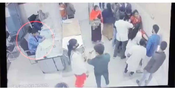 നെഞ്ച് വേദനയിൽ പുളഞ്ഞ് രോഗി:ജാഗ്രതയോടെ ‘റീൽസിൽ’ മുഖം പൂഴ്ത്തി ഡോക്ടർ; ചികിത്സ കിട്ടാതെ 60-കാരി മരണത്തിന് കീഴടങ്ങി
