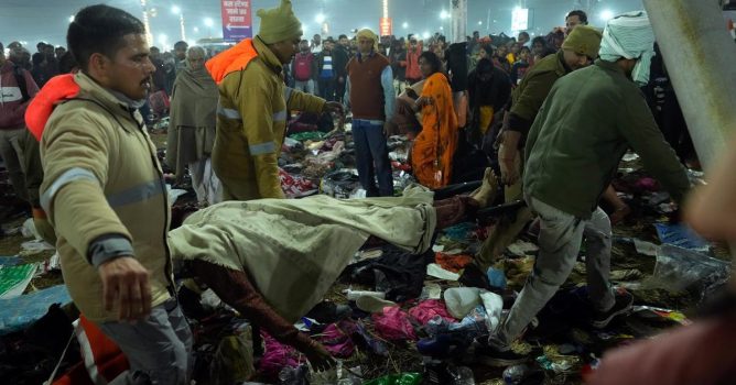 കുംഭമേള; തിക്കിലും തിരക്കിലും പെട്ട് 15 ഓളം പേർ മരണപ്പെട്ടതായി റിപ്പോർട്ട്