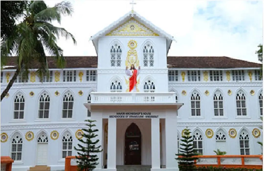 വിലക്ക് ഏര്‍പ്പെടുത്തിയിട്ടും പള്ളിവിട്ടിറങ്ങാതെ വിമത വൈദികര്‍. വിലക്ക് ലഭിച്ച വൈദികര്‍ കാര്‍മ്മികത്വം വഹിക്കുന്ന വിവാഹം ഉള്‍പ്പടെയുള്ള കൂദാശകള്‍ അസാധുവായിരിക്കുമെന്ന് അതിരൂപത