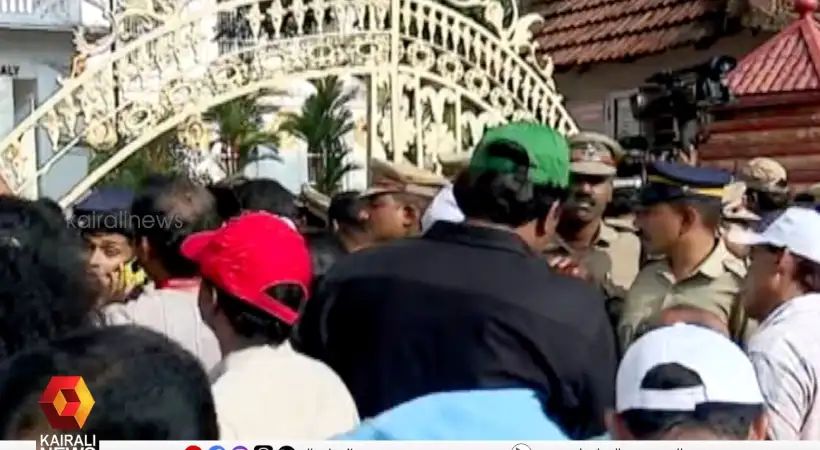 അങ്കമാലി അതിരൂപതയിലെ പ്രതിഷേധം; ജില്ലാ കളക്ടറുടെ നേതൃത്വത്തില് ഇന്ന് സമവായ ചര്ച്ച നടക്കും