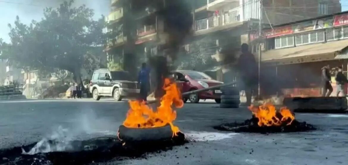 മണിപ്പൂരില് വീണ്ടും സംഘര്ഷം, കുക്കി യുവാക്കള് നാഗ സ്ത്രീയെ ആക്രമിച്ചു, കാങ്പോക്പി ജില്ലയില് കര്ഫ്യൂ ഏര്പ്പെടുത്തി
