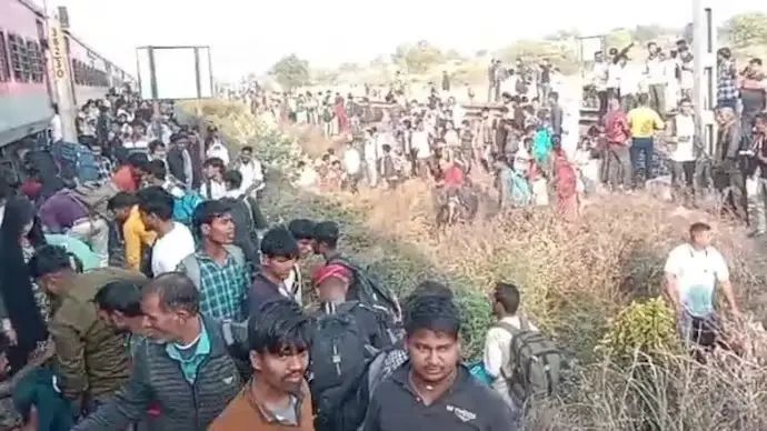 തീപിടിത്തമുണ്ടായെന്ന് തെറ്റിദ്ധരിച്ച് പാളത്തിലേക്ക് ചാടി യാത്രക്കാര്; എതിര്ദിശയില് വന്ന ട്രെയിനിടിച്ച് 11പേര്ക്ക് ദാരുണാന്ത്യം