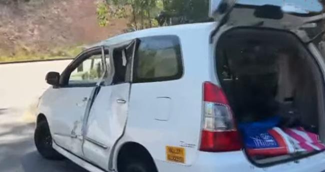 മൂന്നാറില്‍ കാട്ടാന ആക്രമണം: കാര്‍ കുത്തിമറിച്ചു; വിനോദ സഞ്ചാരികള്‍ രക്ഷപ്പെട്ടത് തലനാരിഴയ്ക്ക്