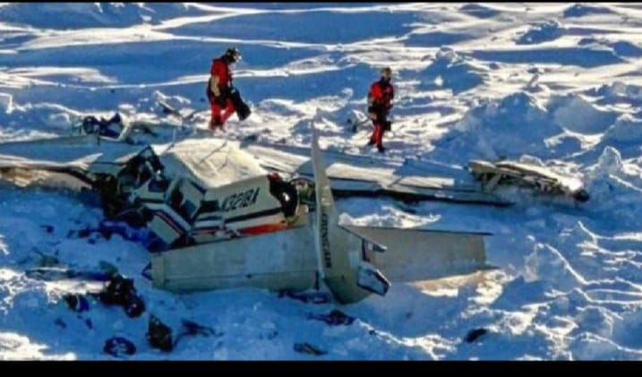 കാണാതായ അമേരിക്കൻ യാത്രാ വിമാനം മഞ്ഞുപാളികളിൽ തകർന്ന നിലയിൽ കണ്ടെത്തി; വിമാനത്തിലുണ്ടായിരുന്ന 10 പേരും മരിച്ചു