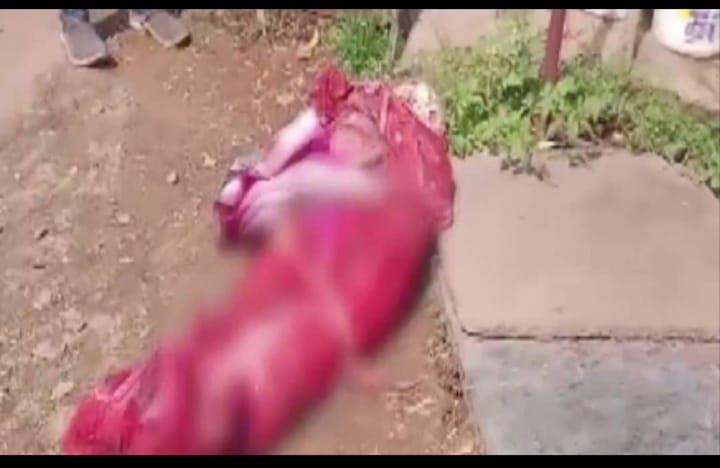 ആട്ടിറച്ചി സൗജന്യമായി നല്‍കിയില്ല; ഇറച്ചിക്കടയ്ക്ക് മുന്നിൽ അഴുകിയ മൃതദേഹം ഉപേക്ഷിച്ച് ശ്മശാന ജീവനക്കാരൻ