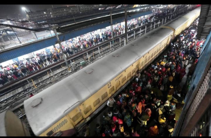 ഡൽഹി റെയില്‍വേ സ്റ്റേഷനിലെ തിക്കിലും തിരക്കിലും അകപ്പെട്ട് 18 മരണം; ഒട്ടേറെപേര്‍ക്ക് പരിക്ക്