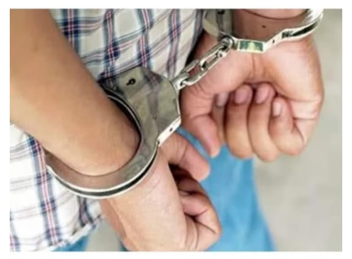 മോഷ്ടിച്ച പണവുമായി കുംഭമേളയ്ക്ക് കാമുകിമാരോടൊത്ത്;തിരികെ വന്ന് വീണത് പോലീസ് വലയിലും