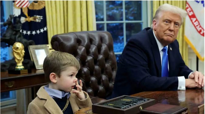 മസ്‌കിന്റെ മകൻ മേശമേൽ മൂക്കിൽ വിരലിട്ട ശേഷം തുടച്ചു; 145-വർഷം പഴക്കമുള്ള മേശ ട്രംപ് മാറ്റി