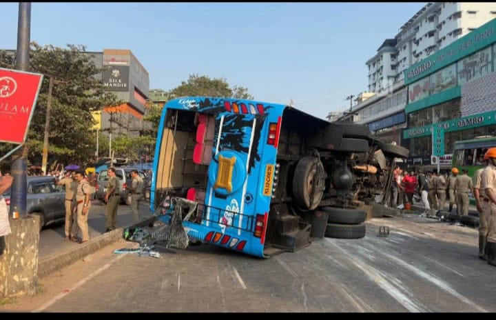 കോഴിക്കോട് ബസ് തലകീഴായി മറിഞ്ഞ് അപകടം; മുപ്പതോളം പേർക്ക് പരിക്ക്, ഒരാളുടെ നില ഗുരുതരം