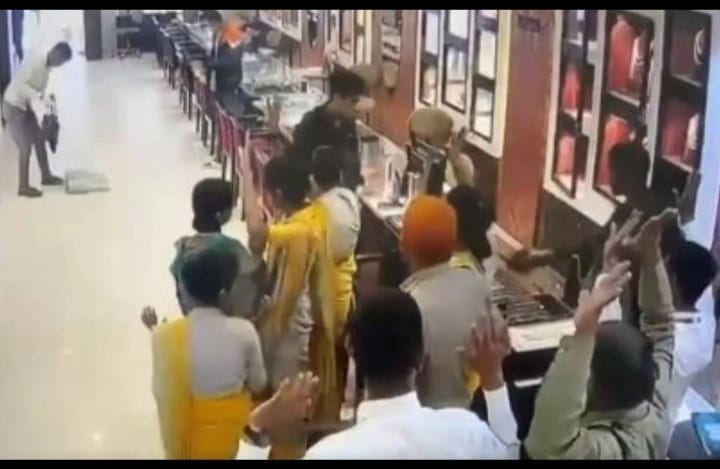 കവർച്ചാ സംഘം തോക്കുചൂണ്ടി ജ്വല്ലറിയിൽ നിന്നും 25 കോടിയുടെ ആഭരണങ്ങൾ കവർന്നു; ആറ് പേരിൽ 2 പേർ പിടിയിൽ