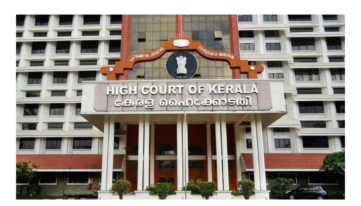 ആശ വര്ക്കര്മാരുടെ സമരപ്പന്തല് പൊളിച്ച പൊലീസ് കണ്ണൂരിലെ സി.പി.എം പരിപാടി കണ്ടില്ലേയെന്ന് ഹൈക്കോടതി