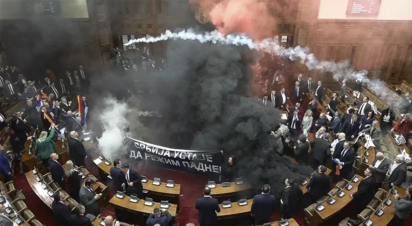 സെര്‍ബിയന്‍ പാര്‍ലമെന്റില്‍ പുക ബോംബുമായി എംപിമാര്‍; മൂന്ന് പേര്‍ക്ക് പരിക്ക്