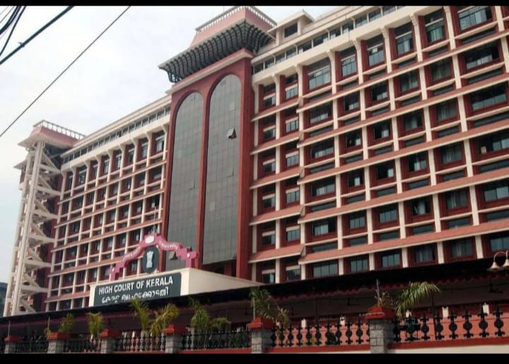 ഹൈക്കോടതിയിൽ അസാധാരണ പ്രതിസന്ധി: ജ‍ഡ്ജി മാപ്പുപറയണമെന്നാവശ്യപ്പെട്ട് അഭിഭാഷകരുടെ പ്രതിഷേധം