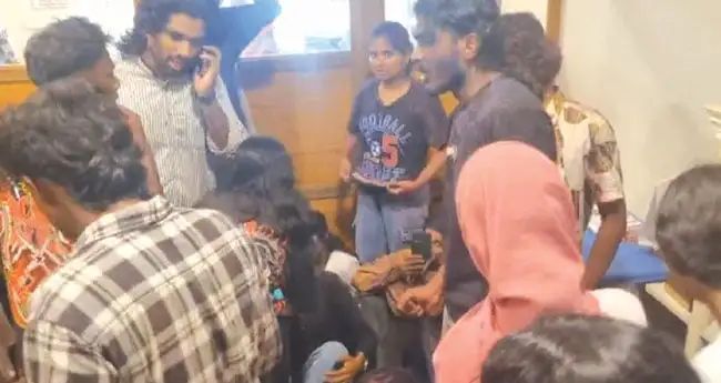 ഹോളി ആഘോഷത്തിന് അനുമതി നല്കിയില്ല; കൊച്ചിൻ കോളജ് പ്രിൻസിപ്പലിനെ മുറിയില്‍ പൂട്ടിയിട്ട് എസ്‌എഫ്‌ഐ