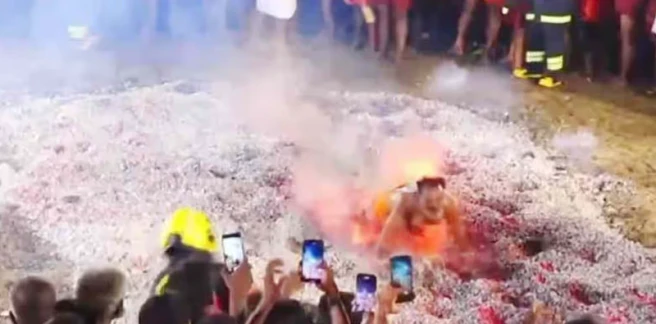 തീയിലൂടെ നടക്കുന്ന ആചാരം ! കാൽ വഴുതി തീയിൽപ്പെട്ട് ഒരാൾ മരിച്ചു