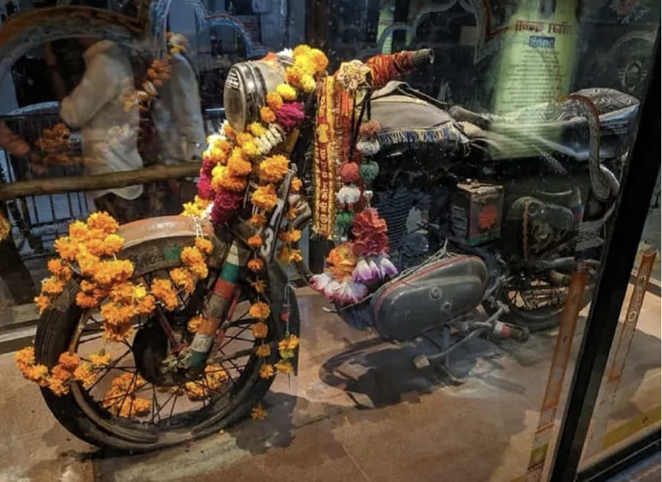 ബുള്ളറ്റിനെ ദൈവമായി ആരാധിക്കുന്ന ക്ഷേത്രം; ഹോൺ മുഴക്കുന്നതാണ് വഴിപാട് കൂടാതെ ബിയറും