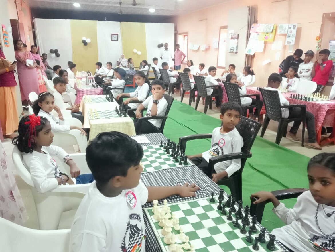 ‘ആളേ പിടിച്ചും തേരിലേറിയും’ കുരുന്നുകളുടെ മത്സരാവേശം!