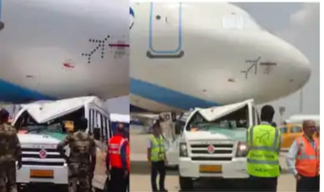 വിമാനവും ട്രാവലറും കൂട്ടിയിടിച്ചു !!