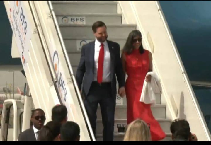 അമേരിക്കൻ വൈസ് പ്രസിഡൻറ് ഇന്ത്യയിൽ; ഇന്ത്യൻ വംശയായ ഭാര്യ ഉഷയും ഒപ്പം