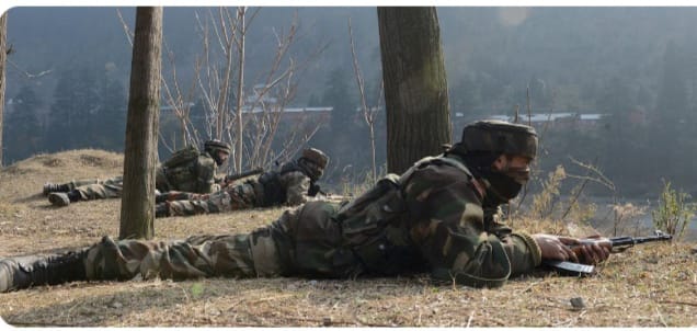 കുൽഗാമിൽ സൈനികരും ഭീകരരും തമ്മിൽ ഏറ്റുമുട്ടൽ; ടിആർഎഫ് കമാൻഡറെ സൈന്യം വളഞ്ഞതായി റിപ്പോർട്ട്