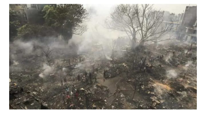 ഡൽഹിയിൽ വൻ തീപിടിത്തം; 800 കുടിലുകൾ കത്തി; രണ്ട് കുട്ടികൾക്ക് ദാരുണാന്ത്യം