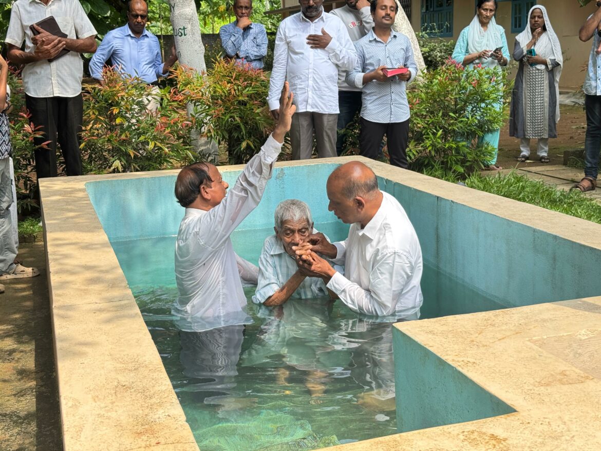 98 കാരൻ പിതാവും 61 കാരൻ മകനും ഒരേ ദിവസം സ്നാനം ഏറ്റു