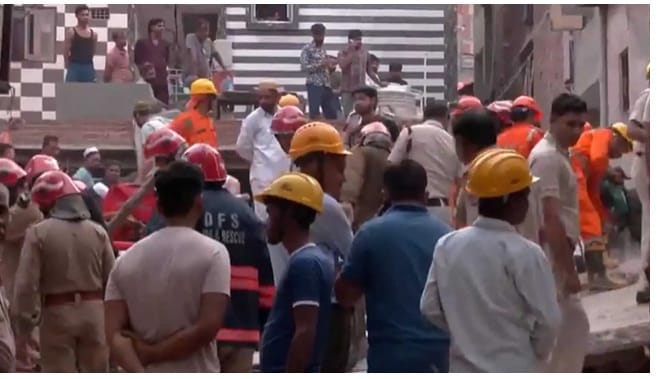 ഡൽഹിയിൽ ആറുനില കെട്ടിടം തകർന്നുവീണ് നാലു പേർ മരിച്ചു; നിരവധി പേർ കുടുങ്ങിക്കിടക്കുന്നു