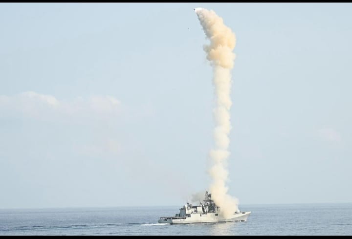 പാകിസ്ഥാന് താക്കീത്; അറബിക്കടലിൽ നാവിക സേനയുടെ അഭ്യാസ പ്രകടനം