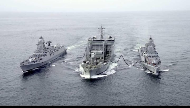 ദൗത്യം അകലെയല്ല; സജ്ജമായ യുദ്ധക്കപ്പലുകളുടെ ചിത്രം പങ്കുവെച്ച് ഇന്ത്യന്‍ നാവികസേന