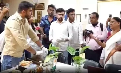 ക്ലാസ് മുറി ‘തണുപ്പിക്കാന്‍’ ചുവരില്‍ ചാണകം പുരട്ടിയ പ്രിന്‍സിപ്പലിന്റെ മുറിയില്‍ ചാണകം തേച്ച്‌ വിദ്യാര്‍ഥികള്‍