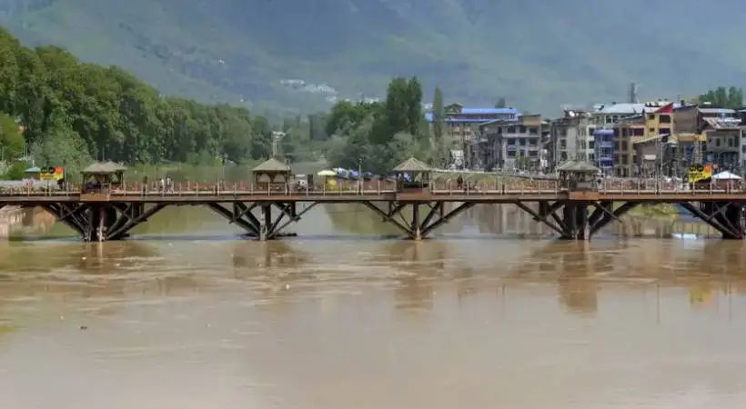 മുന്നറിയിപ്പില്ലാതെ ഉറി ഡാം തുറന്ന് ഇന്ത്യ; ത്സലം നദിയില്‍ ജലനിരപ്പ് ഉയര്‍ന്നു; പാക് അധീന കശ്മീരിലെ വിവിധയിടളില്‍ വെള്ളം കയറി