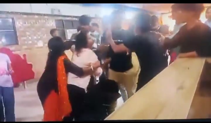 വിവാഹ വാഗ്ദാനം നൽകി വഞ്ചിച്ചവനെ മണ്ഡപത്തിലിട്ട് യുവതി തല്ലി;സംഭവം മറ്റൊരു യുവതിയെ വിവാഹം കഴിക്കാനെത്തിയപ്പോൾ