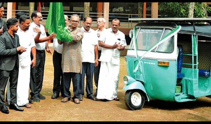 ഈ വണ്ടിയിൽ രണ്ടും പറ്റും.. കറണ്ടും പെട്രോളും; പുതിയ കണ്ടുപിടുത്തവുമായി കോളേജ് വിദ്യാർത്ഥികൾ